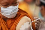 Một nhà sư tiêm phòng vaccine Covid-19 tại một bệnh viện ở Bangkok, Thái Lan - Ảnh: Reuters