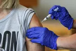 Theo các cơ quan y tế, không có loại vaccine nào là hoàn hảo, và vaccine đang làm rất tốt nhiệm vụ của nó. Nguồn ảnh: APNews.