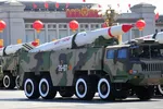Tên lửa DF-15B trong một cuộc duyệt binh ở Bắc Kinh năm 2009.