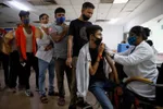 Tiêm phòng Covid-19 ở New Delhi, Ấn Độ, hôm 30/8 - Ảnh: Reuters.