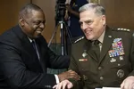 Bộ trưởng Quốc phòng Lloyd Austin, trái, và Chủ tịch Hội đồng Tham mưu trưởng Liên quân, Tướng Mark Milley. @Caroline Brehman-Pool/Getty Images