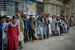 Mọi người xếp hàng tại một ngân hàng ở Kabul vào 30/8. Tiếp cận tiền mặt là mối bận tâm lớn hơn đối với nhiều người Afghanistan bình thường © AFP qua Getty Images