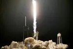 Tên lửa SpaceX Falcon 9 và Phi hành đoàn Dragon cất cánh từ bệ phóng 39A tại Trung tâm Không gian Kennedy của NASA cho sứ mệnh tư nhân hoàn toàn tiên bay vào quỹ đạo vào ngày 15 tháng 9 năm 2021 tại Cape Canaveral, Florida. (Reuters)
