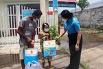 Representative of the Kiên Giang Labour Federation give food to poor residents in Bình An Commune, Châu Thành District. — VNA/VNS Photo Lê Huy Hải