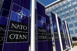 Logo của NATO trước trụ sở của liên minh ở Brussels, Bỉ. (Ảnh: Reuters)