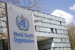 Một logo được vẽ bên ngoài một tòa nhà của Tổ chức Y tế Thế giới (WHO)