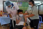 Một bé trai Campuchia tiêm vaccine. @AFP