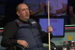 Mark Williams ngủ quên giữa trận đấu ở Giải vô địch Vương quốc Anh. Ảnh: Eurosport.