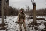 Một binh sĩ Ukraine thuộc Sư đoàn Không quân 25 đứng tại một vị trí quân sự gần Donetsk, vào ngày 11/2/2022 tại Donetsk, Ukraine. Getty Image / GIRBES GAELLE