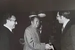  Winston Lord bắt tay Mao Trạch Đông trong chuyến công du TQ năm 1973. Henry Kissinger đứng bên trái. Ảnh: SCMP.