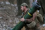 Một quân nhân Ukraine với hệ thống tên lửa Javelin tại một vị trí tiền tuyến ở khu vực phía bắc Kyiv, Ukraine Ngày 13/3/2022. REUTERS / Gleb Garanich /