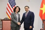Prime Minister Pham Minh Chinh (R) receives US Secretary of Commerce Gina Raimondo in Washington DC. on May 11 (Photo: VNA)