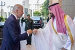 Thái tử Saudi Arabia Mohammed bin Salman (bên phải) chào đón Tổng thống Mỹ Joe Biden tại Cung điện Hoàng gia Al-Salam ở Jeddah, ngày 15/7. (Nguồn: AP)