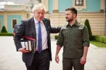 Thủ tướng Anh (trái) và Tổng thống Ukraine tại Kiev. Ảnh: CNN
