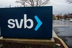 Ngân hàng lớn nhất Thung lũng Silicon sụp đổ, CEO đã kịp tháo vốn