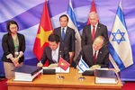 Vietnamese Minister of Industry and Trad Nguyễn Hồng Diên and Israeli Minister of Economy and Industry Nir Barkat sign the VIFTA. VNA/VNS Photo Văn Ứng