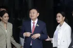 Ông Thaksin khi vừa xuống sân bay ở Thái Lan.