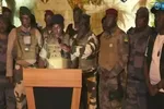 Các quan chức quân sự, trên kênh truyền hình Gabon 24, nói rằng họ đã nắm được quyền lực. (Reuters: Gabon 24)