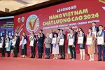 Representatives from businesses receive certificates of high-quality Vietnamese products in 2024. (Photo: VNA)