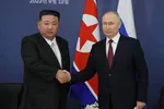 Tổng thống Vladimir Putin và nhà lãnh đạo Kim Jong Un bắt tay trong cuộc gặp tại Sân bay vũ trụ Vostochny của Nga vào ngày 13/9/2023. (Vladimir Smirnov, Pool Photo, AFP qua Getty Images/TNS)