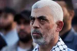 Lãnh đạo Hamas Yehya Al-Sinwar đứng nhìn những người Palestine ủng hộ Hamas tham gia một cuộc biểu tình chống Israel vì căng thẳng tại nhà thờ Hồi giáo Al-Aqsa của Jerusalem, ở Thành phố Gaza ngày 1 tháng 10 năm 2022. ẢNH: tư liệu Reuters