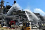 Lính cứu hỏa tại nhà máy lọc dầu Novoshakhtinsk ở vùng Rostov-on-Don ở Nga sau một cuộc tấn công trước đó (Ảnh: Cơ quan Báo chí Bộ Khẩn cấp Nga)