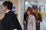 Gisele Pelicot, theo sau là con gái Caroline, đi bộ tại tòa án ở Avignon, Pháp, ngày 4 tháng 9 năm 2024. - Ảnh Reuters