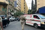 Binh sĩ Lebanon đứng gác khi xe cứu thương đưa những người bị thương đến bệnh viện ở Beirut sau khi máy nhắn tin phát nổ. (Ảnh: AFP/Anwar Amro)
