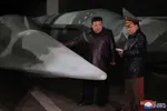 Nhà lãnh đạo Triều Tiên Kim Jong Un (trái) đang thăm một căn cứ tên lửa chiến lược tại một địa điểm không được tiết lộ ở Triều Tiên, trong một bức ảnh được công bố ngày 23/10/2024. ẢNH: KCNA