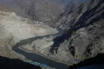 Sông Indus nằm giữa quận Kohistan ở Khyber Pakhtunkhwa và quận Diamer ở ​​Gilgit Baltistan, Pakistan, vào ngày 7/10/2023 [Akhtar Soomro/Reuters]