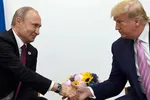 Donald Trump bắt tay Tổng thống Nga Vladimir Putin trong một cuộc gặp song phương bên lề hội nghị thượng đỉnh G-20 tại Nhật Bản năm 2019.