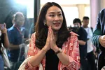 Thủ tướng Thái Lan Paetongtarn Shinawatra cầm một chiếc túi xách khi bà đến trụ sở đảng ở Bangkok vào ngày 14/5/2023.