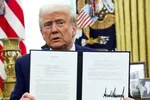Tổng thống Hoa Kỳ Donald Trump cầm lệnh hành pháp về việc tăng thuế quan tại Phòng Bầu dục của Nhà Trắng ở Washington, Hoa Kỳ, ngày 13/2/2025. 