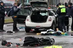 Xe hơi lao vào vào đám đông, ít nhất 30 người bị thương