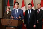 Thủ tướng Canada Justin Trudeau phát biểu về thuế quan của Hoa Kỳ đối với Canada vào ngày 4/3/2025 tại Ottawa, cùng với Bộ trưởng Ngoại giao Melanie Joly, Bộ trưởng Tài chính và Các vấn đề liên chính phủ Dominic Leblanc và Bộ trưởng An toàn công cộng David McGuinty.