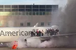 Hình ảnh này cho thấy hành khách đứng trên cánh máy bay của American Airlines khi họ được sơ tán sau khi máy bay bốc cháy tại cổng ở Sân bay Quốc tế Denver ở Denver, Colorado, ngày 13/3/2025. Ảnh: Branden Williams