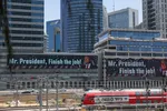Tổng thống Hoa Kỳ Donald Trump xuất hiện trên các tấm biển quảng cáo khổng lồ ở Tel Aviv.