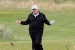Tổng thống Hoa Kỳ Donald Trump vẫy tay chào giới truyền thông khi chơi golf tại Câu lạc bộ Golf Turnberry ở Scotland hôm 27-7. Sau đó, ông gặp Chủ tịch Ủy ban Châu Âu Ursula von der Leyen. Ảnh: Hugo Philpott/UPI 