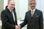 Tổng thống Nga Vladimir Putin bắt tay Bộ trưởng Ngoại giao Ấn Độ Subrahmanyam Jaishankar trong cuộc gặp tại Moscow, Nga ngày 21 tháng 8 năm 2025. Sputnik/Sergei Karpukhin