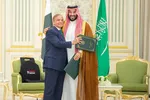 Thái tử Saudi Arabia Mohammed bin Salman và Thủ tướng Pakistan Shehbaz Sharif ôm nhau sau khi ký thỏa thuận quốc phòng, tại Riyadh, Saudi Arabia, ngày 17-9-2025 [Saudi Press Agency] 