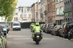 Cảnh sát lái xe trên phố trong quá trình điều tra ở Antwerp, Bỉ, ngày 9/10/2025. © VTM 