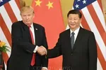 Chủ tịch Trung Quốc Tập Cận Bình (phải) và Tổng thống Mỹ Donald Trump tại cuộc gặp ở Bắc Kinh năm 2017. Ảnh tư liệu: Kyodo/TTXVN