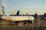 Máy bay của hãng hàng không JetBlue tại sân bay quốc gia Ronald Reagan Washington ở Arlington, Virginia, Mỹ. Ảnh tư liệu: TTXVN