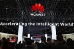 Du khách tham quan gian hàng của Huawei tại Barcelona, Tây Ban Nha ngày 3/3/2025. Ảnh: THX/TTXVN