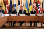 Thủ tướng Anh Keir Starmer (giữa), Tổng thống Pháp Emmanuel Macron (trái) và Tổng thống Ukraine Volodymyr Zelensky dự Hội nghị thượng đỉnh châu Âu về vấn đề Ukraine, tại Anh. Ảnh: THX/TTXVN