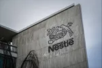 Biểu tượng Nestle tại trụ sở tập đoàn ở Vevey, Thụy Sĩ. Ảnh: Getty Images/TTXVN