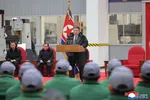 Nhà lãnh đạo Triều Tiên Kim Jong Un (giữa, phía sau) thị sát Tổ hợp cơ khí Ryongsong ở Nhà lãnh đạo Triều Tiên Kim Jong Un (giữa) phát biểu tại lễ khánh thành giai đoạn 1 của dự án hiện đại hóa Tổ hợp cơ khí Ryongsong ở Hamheung, tỉnh Nam Hamgyong, ngày 19/1/2026. Ảnh: Yonhap/TTXVN