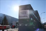 Logo của Diễn đàn WEF tại nhà ga trung tâm thị trấn Davos, Thụy Sĩ. Ảnh: TTXVN