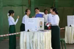 Nhân viên của Ủy ban bầu cử chuẩn bị phiếu bầu tại Yangon, Myanmar ngày 25/1/2026. Ảnh: THX/TTXVN