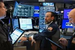 Phố Wall lao dốc hơn 1% do bất ổn thuế quan của Mỹ